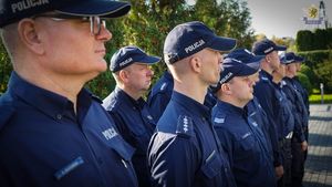 Policjanci z Posterunku Policji w Lubichowie stoją w dwuszeregu podczas uroczystości.