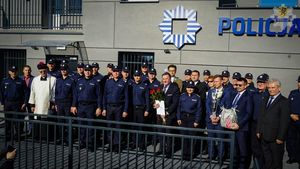 Zdjęcie grupowe zaproszonych gości oraz uczestniczących w uroczystości policjantów.