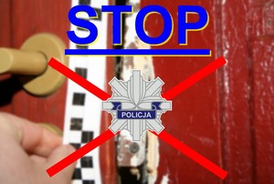 Grafika poglądowa. Uszkodzone w wyniku włamania drzwi, napis STOP oraz gwiazda policyjna.