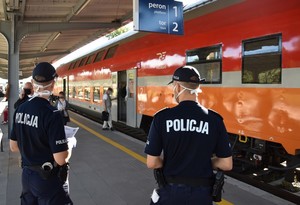 Policjanci patrolują dworzec PKP.