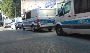 Widok na ulicę Paderewskiego, na której stoją zaparkowane radiowozy policyjne.