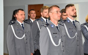 Zdjęcie przedstawiające policjantki, policjantów, pracowników cywilnych oraz gości na uroczystych obchodach powiatowego Święta Policji w  Komendzie Powiatowej Policji w Starogardzie Gdańskim.