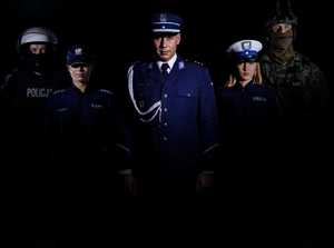Policjanci w różnych mundurach na ciemnym tle.