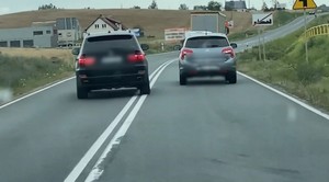 Klatka filmu przedstawiająca moment wyprzedzania pojazdów w miejscu zabronionym.