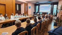Zajęcia z maturzystami w sali konferencyjnej Szkoły Rolniczej w Bolesławowie.