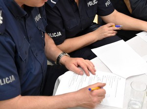 Policjanci sprawdzają testy