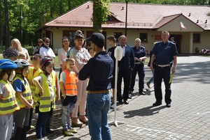 Młodzież przygotowuje się do sprawdzianu umiejętności technicznych pod okiem policjanta.