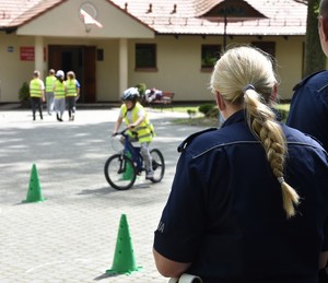 Policjanci sprawdzają umiejętność jazdy slalomem.