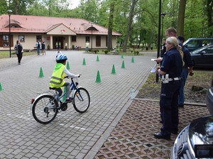 Jury nadzoruje przejazd slalomem.
