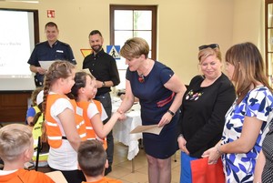 Komisja nadzorująca wręcza dzieciom nagrody.