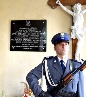 Warta honorowa przy tablicy upamiętniającej funkcjonariuszy Policji Państwowej.