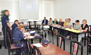 Policjanci w trakcie debaty społecznej.