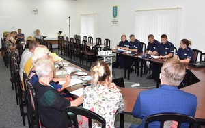 Policjanci w trakcie debaty społecznej.