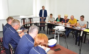 Policjanci w trakcie debaty społecznej.