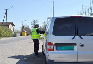 Policjant w trakcie kontroli drogowej.