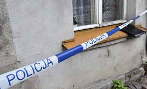 Taśma z napisem policja odgradzająca miejsce zdarzenia.