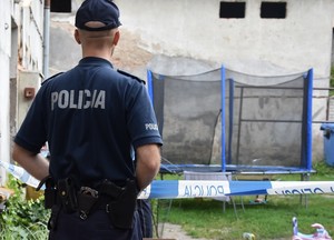 Policjant zabezpieczający miejsce zdarzenia.