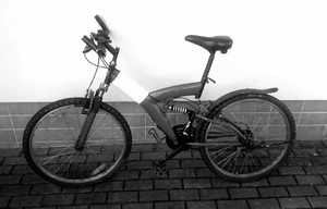 Zabezpieczony przez policję rower.