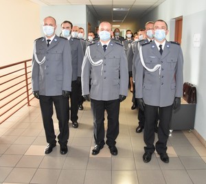 Policjanci w szyku czwórkowym  oczekujący na wręczenie nominacji.