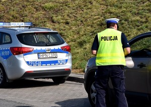 Policjant podczas kontroli drogowej.