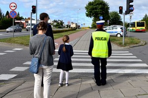 Policjantka przed Szkołą nr 1 w Starogardzie Gdańskim.