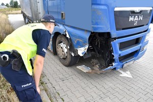 Policjant w czasie oględzin auta.