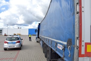 Policjant w czasie oględzin auta.