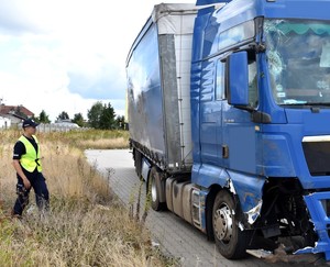 Policjant w czasie oględzin auta.