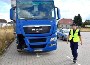 Policjant w czasie oględzin auta.