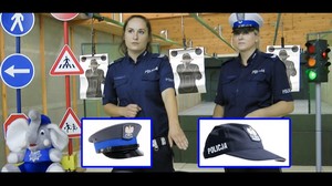Policjantki w policyjnej strzelnicy prezentują podstawowe wyposażenie funkcjonariusza.