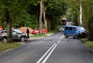 Rozbite pojazdy na miejscu wypadku.