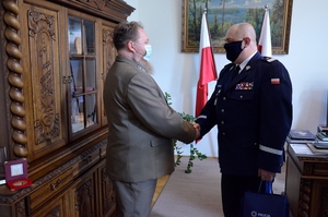 Komendant Wojewódzki Policji w Gdańsku gratuluje leśnikowi.