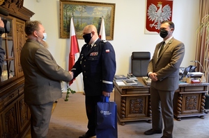 Komendant Wojewódzki Policji w Gdańsku gratuluje leśnikowi.