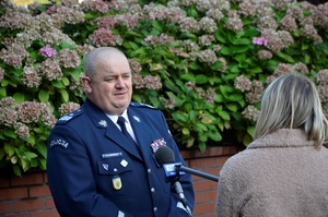 Dziennikarka prowadzi wywiad z leśnikiem z Generałem Łapińskim - Komendantem Wojewódzkim Policji w Gdańsku.