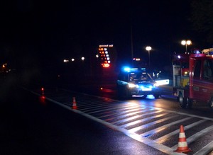 Radiowóz na miejscu wypadku z włączonym światłem błyskowym.