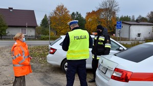 Przedstawiciele komisji w czasie prac na miejscu, w którym doszło do wypadku ze skutkiem śmiertelnym.