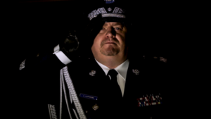 nadinsp. Andrzej Łapiński Komendant Wojewódzki policji w Gdańsku oddaje honor poległym policjantom.