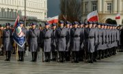 Policjanci w umundurowaniu galowym stoją w szyku podczas uroczystości państwowej.