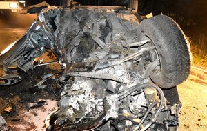 Widok z góry na podłogę rozbitego auta. Wyraźny brak 1/4 płyty podłogowej. znaczna deformacja blachy oraz wyrwane przednie lewe zawieszenie.