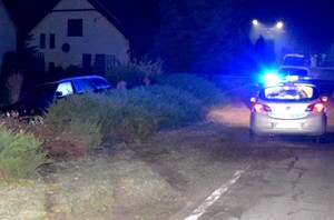 Po lewej stronie bmw rozbite na płocie. W prawej części kadru radiowóz z włączonymi błyskami.