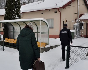 Policjant z pracownikiem sanepidu podczas kontroli obiektu sportowego w miejscowości Skarszewy.
