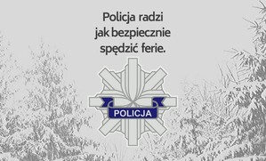 Logo policji na tle zaśnieżonych choinek. Grafika obrazująca.