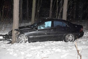 Zdjęcie archiwalne obrazujące skutek uderzenia w drzewo osobowego mercedesa.