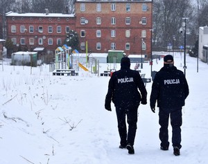 Policjanci podczas patrolowania przejścia pomiędzy ulicą Kościuszki, a ulicą Owidzką. W tle w lewej części kadru widoczny plac zabaw.