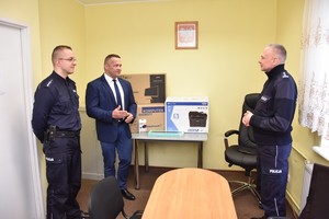 Spotkanie Komendanta Powiatowego Policji w Starogardzie Gdańskim- insp. Bogusława Ziemby z wójtem gminy Zblewo i kierownikiem miejscowego posterunku policji podczas przekazania darowizny.
