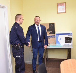 Artur Herold - Wójt Gminy Zblewo wita się z Kierownikiem Posterunku Policji w Zblewie.