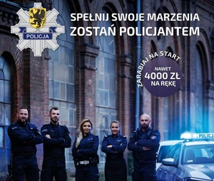 Plakat z grupą policjantów stojących przy radiowozie z włączonymi światłami błyskowymi.