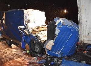 Zdjęcie prezentuje skalę uszkodzeń kabiny pasażerskiej rozbitego Iveco.