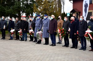 Goście uczestniczący w uroczystości. Ludzie stojący w dwuszeregu po obrysie kwadratowego placu.