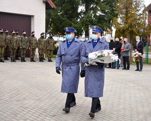 inspektor Bogusław Ziemba-Komendant Powiatowy Policji w Starogardzie Gdańskim oraz asp. sztab. Janusz Erdanowski-Kierownik Posterunku Policji w Skórczu krokiem marszowym podążają w kierunku tablicy, przed którą będą składać kwiaty.